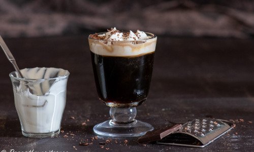 Espresso, vaniljvodka, crème de cacao, farinsocker samt vispad grädde blir en god kaffedrink.