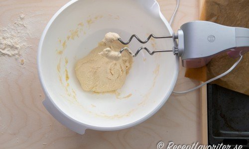 Tillsätt vetemjöl och knåda ihop till en smidig deg. Jag använde en elvisp med degkrokar. 