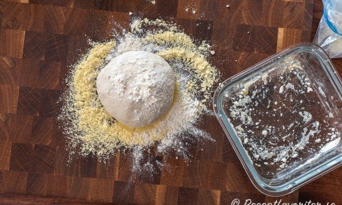 Ta ut degen minst en timme innan bakning och forma till en rundel utan att knåda den. Den ska jäsa upp och vara mjuk. Mjöla rejält med majsmjöl under och vetemjöl över. 