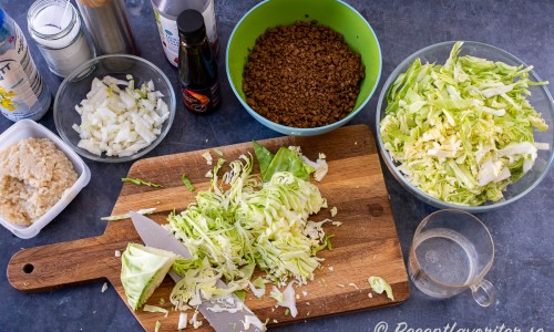 Till kålpuddingen behöver du kokt risgrynsgröt, margarin, salt, peppar, hackad lök, sirap, kinesisk soja, vitkål och vegofärs. 