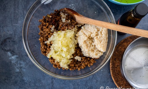 Lägg löken i en skål med vegofärs, soja, salt, peppar och kokt kall risgrynsgröt. 