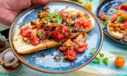 Kantarellbruschetta i närbild