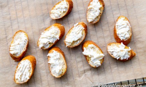 Crostinibröden toppade med ost reda att gratineras