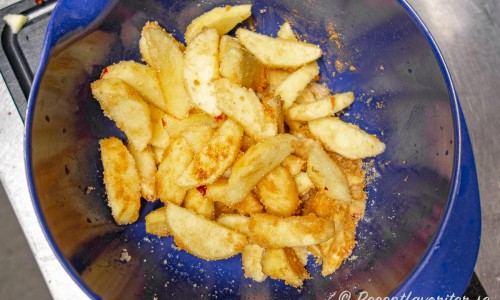 Äpplena blandas med kanel och socker till fyllningen. 