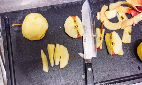Skala och skär äpplen i klyftor. 