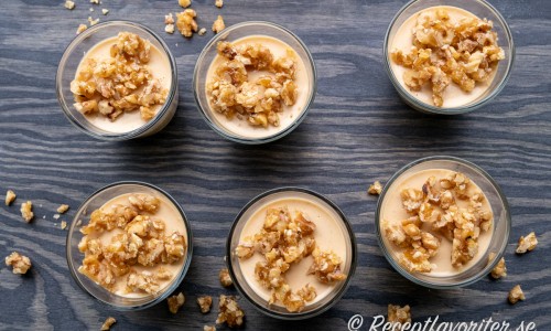 Karamelliserade valnötter kan användas till bland annat garnering av desserter som pannacotta. 