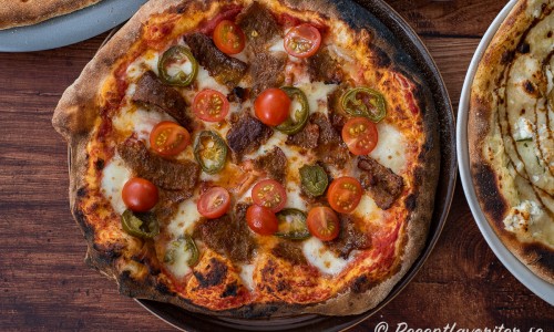 Kebabpizza med mozzarella, jalapeno och cocktailtomater. 