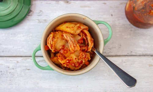 Hemgjord kimchi i skål - syrad eller fermenterad kål med chili från Korea. 