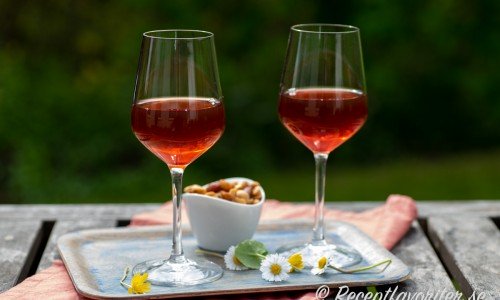 Kir med torrt vitt vin och svartvinbärslikör
