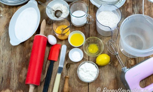 Ingredienser till klenäterna: Strösocker och kanel att vända dem i; ägg, vetemjöl, bakpulver, socker, gräddfil, smält smör, citronsaft och citronskal. 