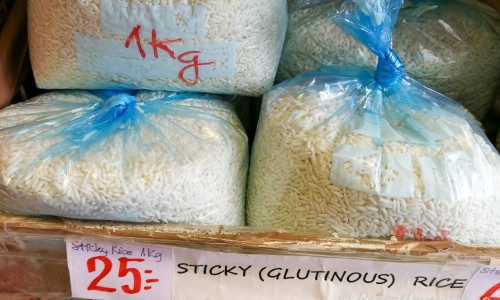 Sticky ris är thailändskt klibbigt ris som används till desserten