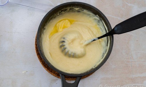 Koka upp under omrörning och koka i 4 minuter. Rör då och då. Ta av från värmen och rör i smör. 
