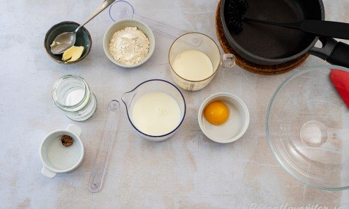 Ingredienser till klimpen: muskot, salt, smör, vetemjöl, mjölk, grädde och äggula. 