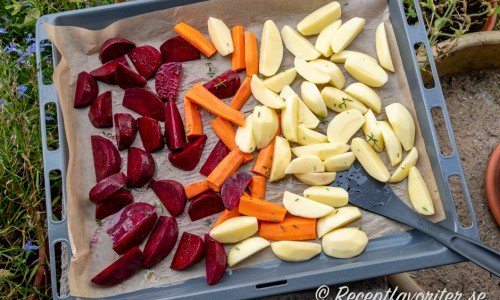 Potatis och rödbetor i klyftor samt morötter i bitar vända i lite rapsolja, salt och timjan