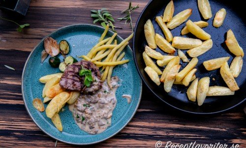 Klyftpotatis serverad direkt ur pannan till oxfilé med trattkantarellsås och vaxbönor