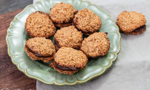 Knapriga kokoskakor fyllda med chokladkräm passar till fika och utflykt. 