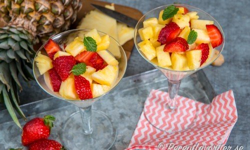 Gott är att garnera pannacottan med färsk frukt som ananas och jordgubbar. Eller annan valfri frukt eller bär. 