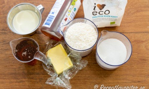 Ingredienser till kokostoscan: sirap, grädde, smör, socker och riven kokos. 