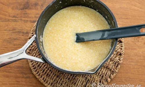 Kokostoscan kokas ihop i en kastrull. 