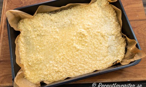 Kokostoscan används sedan som täcke till kakor och bakverk. Häll över toscasmeten och grädda i ca 10 minuter till fin färg. 