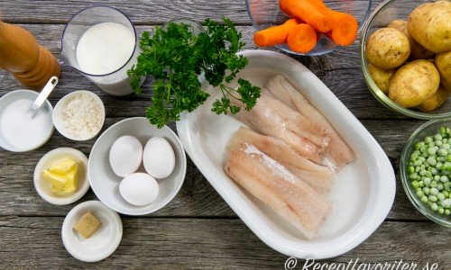 Tina fiskfiléerna och förbered tillbehör du önskar servera till. Ovan ingredienser till kokt Alaska Pollock med äggsås, kokt potatis, morötter och ärtor.