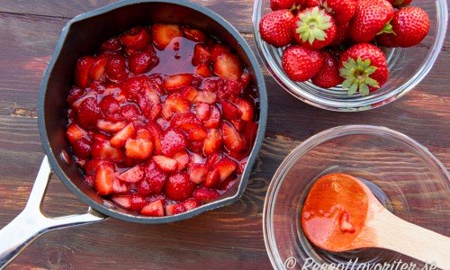 Du kan koka sylten på färska eller frysta jordgubbar. 