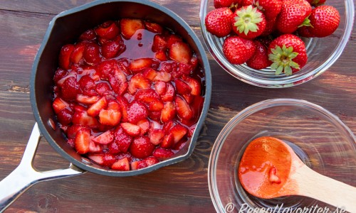 Kokta jordgubbar i kastrull till kräm