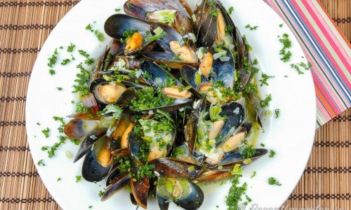 Kokta musslor eller blåmusslor på tallrik