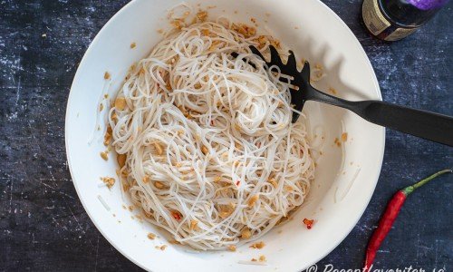 Kokta risnudlar med hackade jordnötter, chili och sesamolja. 