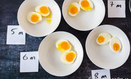 Löskokta ägg med lös gula - lagda i kokande vatten och kokta från 5 till 7 minuter. Och min favorit 8 minuter - mittemellan löskokt och hårdkokt med krämig äggula. 