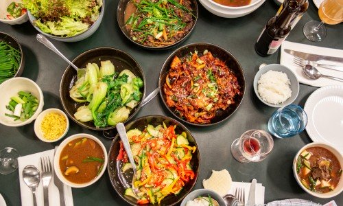 Duka upp ett bord med koreansk mat och njut. 