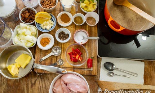 Ingredienser till kyckling Korma på bord