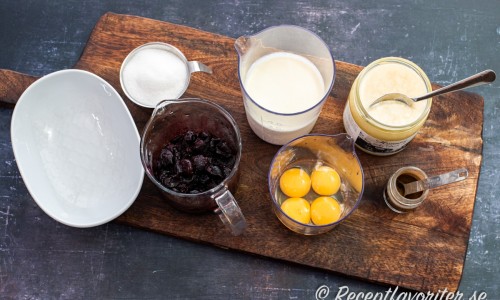 Till glassen behöver du gelatinblad, socker, körsbär, grädde, äggulor, honung och vaniljpulver. 