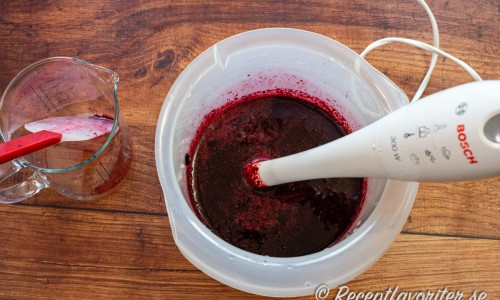 Mixa några minuter med en stavmixer till en slät sorbetsmet. 