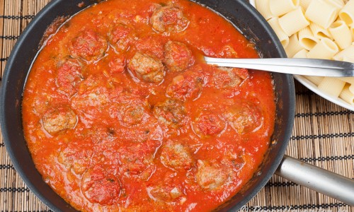 Köttbullarna får puttra klart i marinarasåsen - tomatsåsen. 
