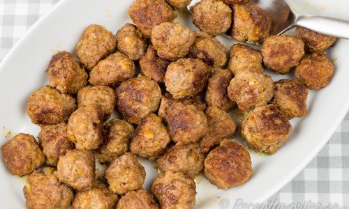 Köttbullar med mosad potatis och gurkmeja på fat