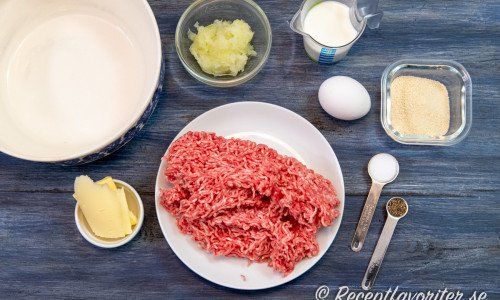 Till köttfärsbiffarna behöver du riven lök, mjölk, ägg, ströbröd, blandfärs, salt, peppar samt smör att steka i. 