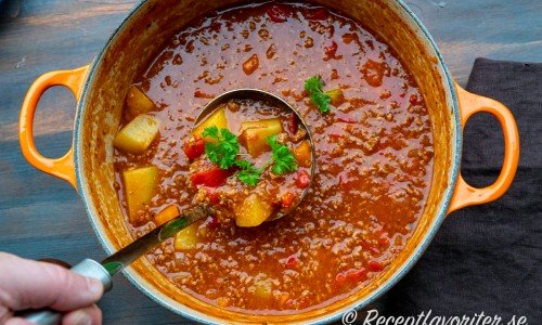 Grytan är en variant på gulasch med köttfärs och potatis. 
