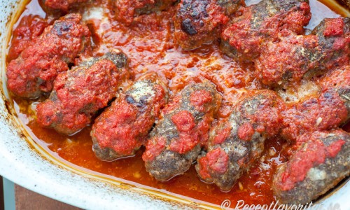 Köttfärskorvar i tomatsås - gott med pasta som tagliatelle eller klyftpotatis. 