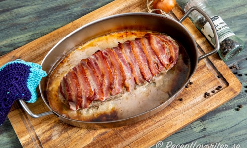 Nybakt köttfärslimpa i form med bacon