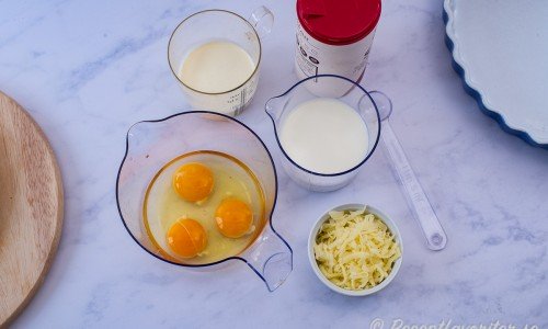 Ingredienser till äggstanningen: ägg, grädde, mjölk och salt. Samt riven ost att ha i äggstanning samt överst på pajen. 