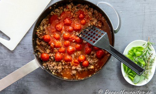 Tillsätt tomater, vatten samt buljongtärning. 