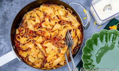 Blanda ihop pasta och köttfärssåsen i pannan och späd med lite av pastavattnet till en såsig konsistens. 