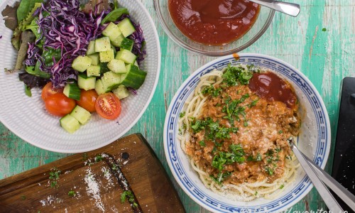 Gott till är en blandad sallad - ovan riven rödkål, tärnad gurka, grönsallad, halverade små tomater blandat med lite olivolja och vinäger. 