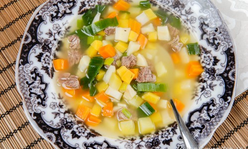 Köttsoppa med grönsaker och klimp i tallrik