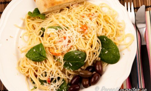 Laga en kräftpasta med kräftstjärtar i olivolja med vitlök, chili, parmesan och spenat. 