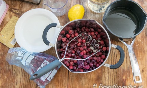 Ingredienser till krusbärssorbeten: gelatin, sockerlag, vatten, citron och frysta eller färska krusbär - jag tog röda krusbär. 