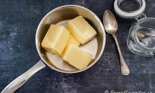 Lägg smöret i en kastrull med tjock botten samt lock till. 