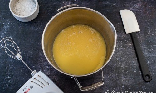 Låt smöret svalna och stelna i rumstemperatur. 