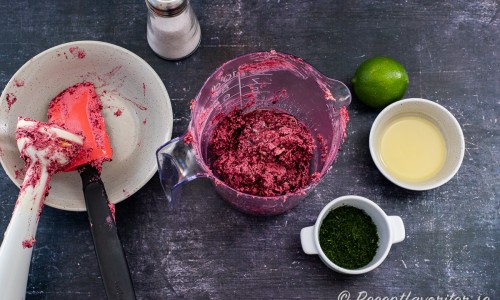 Rödbetor och smör mixas och smaksätts med hackad dill, färskpressad lime, salt och peppar. 